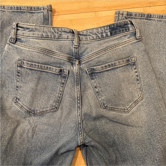 Hollister Ultra High-Rise 90s Straight 4L/w27 Long. Medium blue denim wash. - Picture 2 of 3